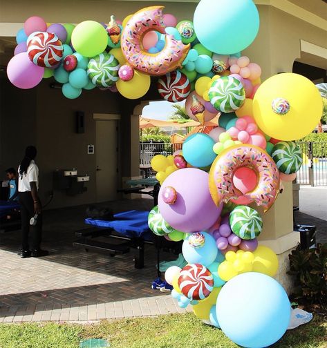 Candyland Party Theme, Arch Column, Vanellope Y Ralph, Backdrop Arch, Candy Themed Party, Candy Balloons, Candy Land Birthday Party, Balloon Garland Diy, Girls Birthday Party Themes