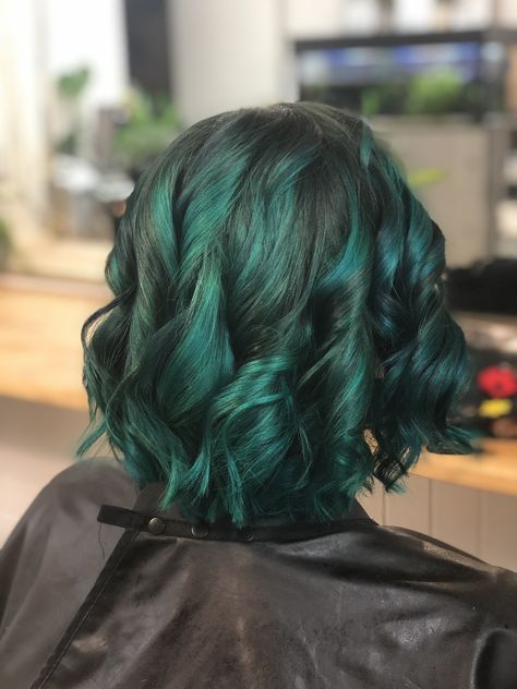 Manic Panic Enchanted Forest, Forest Green Hair, Forest Mermaid, Curl Inspiration, Punk Haircut, Emerald Green Hair, Brown Wavy Hair, Reality Shifting, Quince Ideas