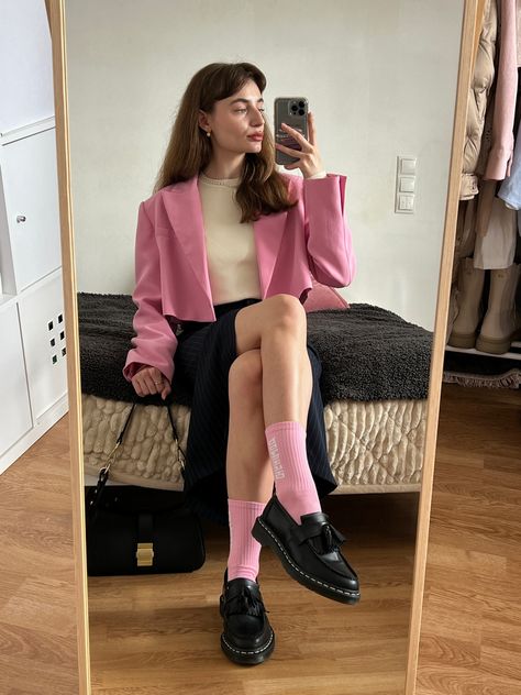 Pink outfit, loafer outfit, office look Pink Loafers Outfit, Loafer Outfits Women, Loafers For Women Outfit, Y2k Sweatpants, Pant Trousers Women, Outfit Office, Loafers Outfit, Casual Sweatpants, Office Look