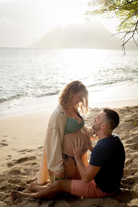 Séance photo grossesse sur une plage en Martinique. Des photos naturelles, lifestyle, pleine de joie et de spontanéité ! Contactez-moi pour réserver votre séance. Maternity photos in Martinique, by the beach, natural and joyful. Visit my website to book your photo session :) Beach Maternity Photos, Beach Maternity, Shooting Photo, By The Beach, Maternity Photos, Photo Session, Your Photo, My Website, The Beach