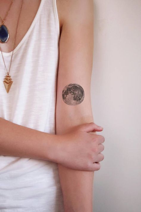 9 Festival Temporary Tattoos To Get Last-Minute So You're Glowing At Coachella Moon Tattoo Small, Tato Geometris, Bohemian Tattoo, Full Moon Tattoo, Tato Dengan Makna, Tattoo Diy, Tattoo Moon, Tattoo T, Boho Tattoos