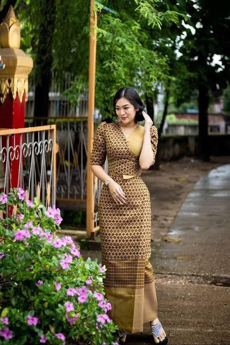 *Cho Mon Ko f a s h i o n h o u s e Mon Traditional Dress Myanmar, Couples Candid Photography, Burmese Clothing, Dress Sewing Tutorials, Myanmar Traditional, Myanmar Traditional Dress, Myanmar Dress Design, Myanmar Dress, Traditional Dress