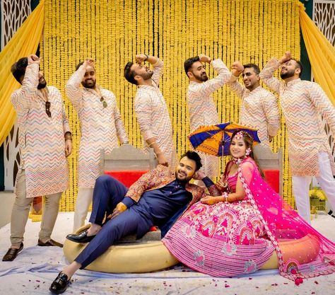 Funny Indian Wedding Pictures, Friends Wedding Photoshoot, Bride Brother Poses, Bride Poses With Brother, Wedding Pose For Groom, Engagement Funny Photos, Wedding Friends Poses, Wedding Poses For Family, Mahendi Pose