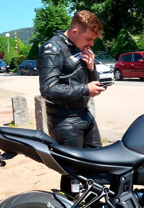 No baggy arse leather suits here!😉 Motorcycle Suits Men, Motorcycle Leathers Suit, Leather Fashion Men, Hot Biker Guys, Bike Leathers, Mens Leather Clothing, Motorcycle Men, Mens Leather Pants, Black Leather Biker Jacket