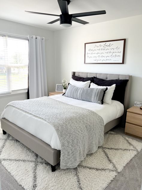 Modern Bedroom Queen Bed, Small Bedroom Platform Bed, Queen Size Bed In Small Room Ideas, Bedroom Ideas With Platform Bed, Gray Platform Bed Bedroom Ideas, Queen Bed Small Bedroom, Queen Sized Bed Frame, Small Room Queen Bed Layout, Small Room With Queen Bed Ideas