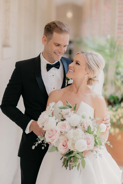 White Blush Wedding Bouquet, Light Pink And White Bouquet Brides, White Garden Rose Bridal Bouquet, Champagne Wedding Florals, Blush Floral Centerpieces, Classy Wedding Bouquet, White And Pink Wedding Flowers, Light Pink Bridal Bouquet, Wedding Flowers Blush