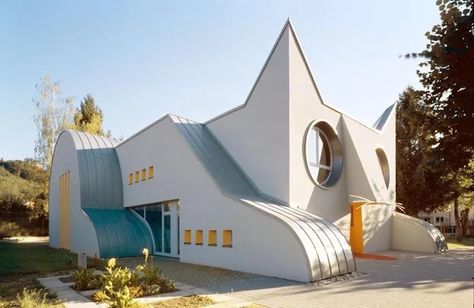 Cat Shaped Kindergarten, Germany - 9GAG Kindergarten Architecture, Shapes Kindergarten, Inverted Pyramid, Kindergarten Design, Unusual Buildings, Living Modern, Unique Buildings, Unusual Design, Okinawa