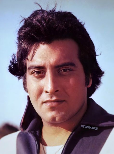 Old Bollywood Movies, Vinod Khanna, Old Film Posters, Old Film Stars, Bollywood Films, Bollywood Pictures, Film Icon, Bollywood Posters, Karisma Kapoor