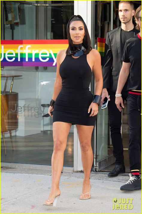 Kim Kardshian, Form Fitting Black Dress, Estilo Kim Kardashian, Kardashian Fashion, Kim Kardashian Outfits, Robert Kardashian, Kardashian Outfit, Kim Kardashian West, Kardashian Photos