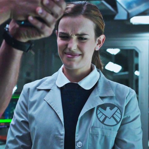 Jemma Simmons Outfits, Jemma Icons, Agents Of Shield Icons, Jemma Simmons Icons, Simmons Agents Of Shield, Shield Cast, Jemma Simmons, Elizabeth Henstridge, Smart Outfits