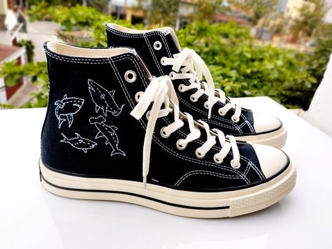 Black Converse Embroidery Diy, Black Converse Embroidery, Shark Converse, Converse Custom Ideas, Embroidering Flowers, Converse Ideas, Shark Embroidery, Shoe Embroidery, Floral Embroidery Designs