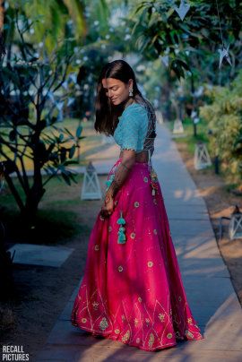 Pretty neon blue blouse and shocking pink lehenga for a mehendi |WedMeGood| Chandni & Dharam| wedmegood #indianweddings #lehenga #blue #pink #lightlehenga #neonblue Lehenga Combination, Mehndi Outfit, Mehendi Outfit, Mehendi Ceremony, Bridal Lehenga Designs, Turquoise Blouse, Mehendi Outfits, Wedding Lookbook, Party Wear Lehenga Choli