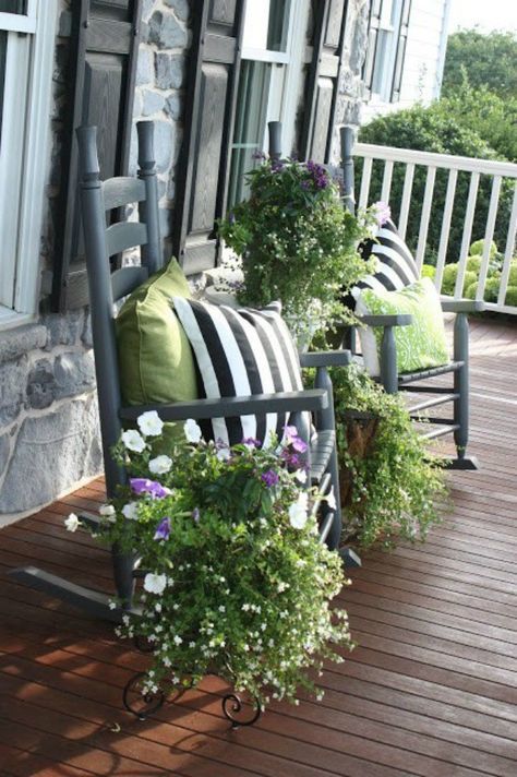 Terasse Ideas, Front Porch Flowers, Porch Flowers, Building A Porch, Summer Front Porches, Summer Porch, Diy Outdoor Decor, Farmhouse Front, Home Porch