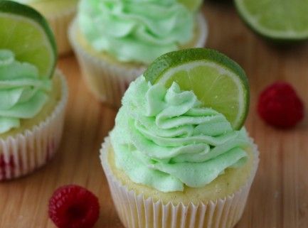 Raspberry Lime Cupcakes Recipe Cup Of Cake, Oreo Bars, Lime Cupcakes, Raspberry Cupcakes, Lime Cake, Oreo Recipes, Yummy Cupcakes, Dessert Cupcakes, Cupcake Cookies