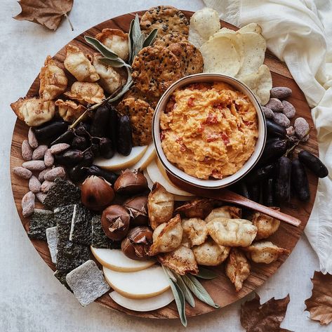 How to Make a Korean-Inspired Snack Board Asian Snack Board, Korean Charcuterie Board, Asian Charcuterie Board, Nibble Board, Korean Appetizers, Snack Boards, Savory Treats, Board Party, Party Food Themes