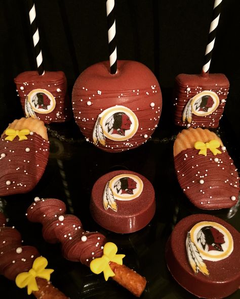 Decorated Apples, Football Desserts, Chocolate Covered Desserts, Gourmet Caramel Apples, Dessert Design, Chocolate Dipped Cookies, Caramel Pretzels, Football Theme Party, Chocolate Popcorn