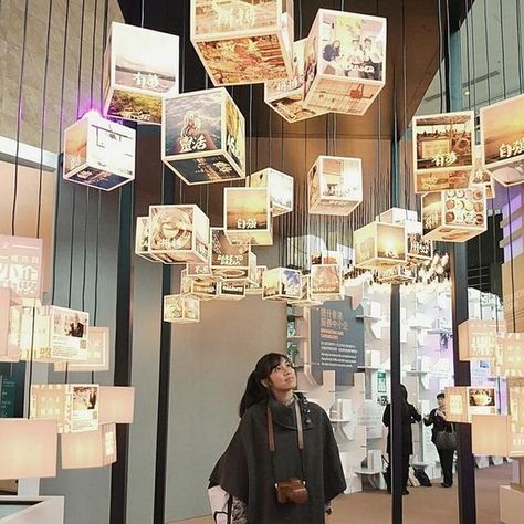 Furniture Display Exhibition, Gallery Exhibition Ideas, Immersive Art Gallery, Art Gallery Interior Exhibitions, Timeline Exhibition, Diy Museum, Exhibition Decoration, Bible Museum, متحف فني