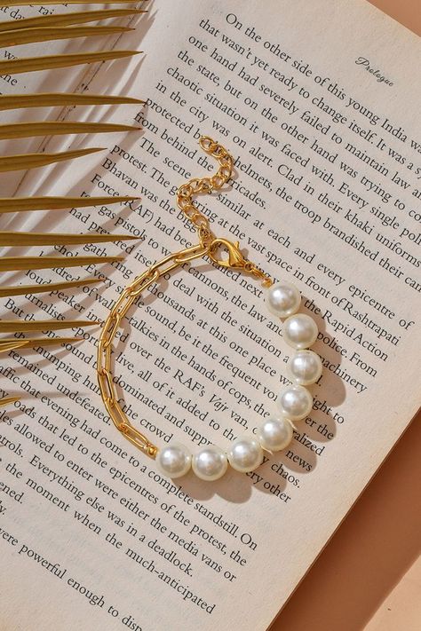 macro shot of thick golden bracelet decorated with large pearls Diy Jewelry Photography, Paperclip Jewelry, Chip Bead Jewelry, Jewellery Photography Inspiration, Accessorize Jewellery, Beaded Jewelry Bracelets, Chunky Gold Chain, Trending Bracelets, Jewelry Photography