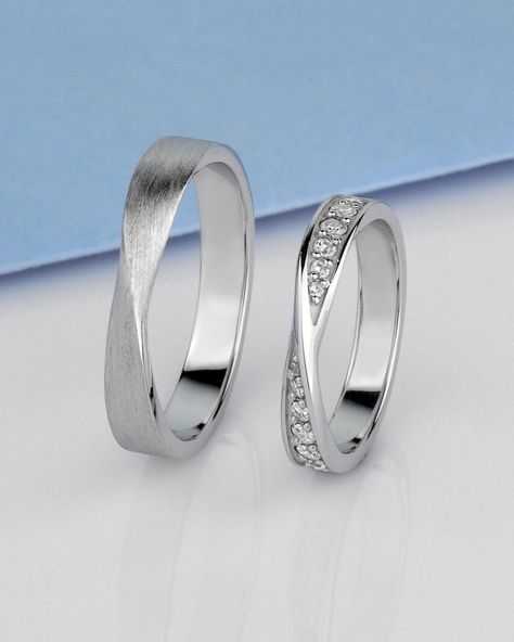 Mobius wedding rings - a symbol of unending love and unity. #weddingrings #weddingringsset #weddingband #goldrings #weddingringshopping Couple Wedding Rings Unique, Unique Wedding Bands Matching, Wedding Rings With Diamonds, Wedding Bands Matching, Rings With Diamonds, Wedding Rings Set, Set Couple, Strip Design, Couple Wedding Rings