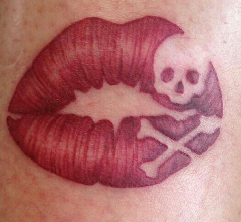 Skull/lips tattoo Pretty Little Poison Tattoo, Lips With Skull, Tatto Lips, Kiss Tattoo On Neck, Beautiful Disaster Tattoo, Kiss Lip Tattoos, Red Lips Tattoo, Lip Print Tattoos, Tattoo Kiss