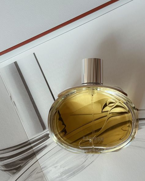 Barénia Eau de Parfum by @hermes . A heady cocktail of Oakwood and patchouli for an intense yet feminine fragrance for fall. Arriving in the beautiful original 1920’s packaging before the famous orange colour took hold. #fallfragrance #autumnfragrance #newfragrance #hermesperfume #hermes #eaudeparfum #newperfume #fragranceaddict #womensfragrance Hermes Voyage Perfume, Guerlain Orange Soleia, Hermes Twilly D'hermes Eau De Parfum, Hermes Fragrance, Cerruti 1881 Perfume, Hermes Perfume, Feminine Fragrance, Fall Fragrance, Orange Colour