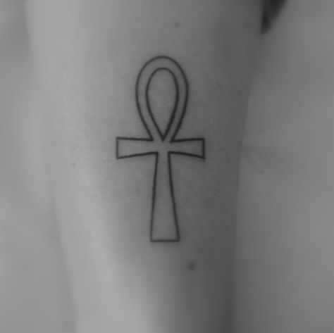 ank Ankh Design Art, Ankh Outline, Ankh Tattoo Design, Ankh Tattoos, Ankh Egyptian, Ankh Tattoo, Spiritual Tattoo, Tattoo Pics, Cute Simple Tattoos