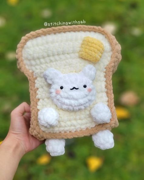 Toast Crochet Pattern, Bread Crochet, Cat Toast, Chat Crochet, Toast Bread, Easy Crochet Animals, Crochet Mignon, Confection Au Crochet, Kawaii Crochet