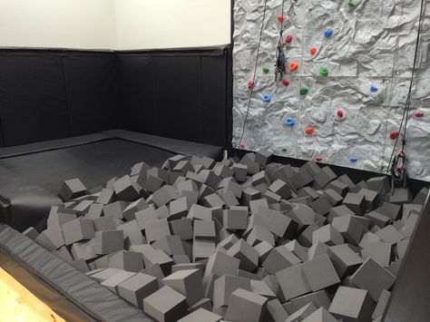 Indoor trampoline with foam pit and rock climbing wall! Home Trampoline Room, Basement Foam Pit, Foam Pit In House, Indoor Trampoline Playroom, Home Rock Climbing Wall, Home Gym Wall Decor, Gym Room Ideas, Home Gym Wall, Foam Pit