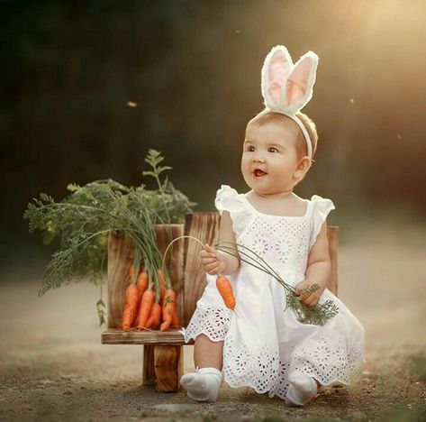 Easter Photography Ideas Toddler, Outdoor Easter Photos, Easter Baby Photoshoot Outdoor, Diy Easter Photoshoot Kids, Outdoor Easter Photoshoot, Outside Easter Photography Ideas, Easter Bunny Photoshoot Ideas, Easter Photo Shoot Ideas, At Home Easter Photoshoot