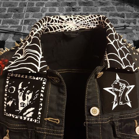 Spider Web Collar Screen Printed Patch Horror Punk Black Metal - Etsy Crust Punk Fashion, Spider Web Collar, Diy Patches Punk, Metalhead Fashion, Goth Jacket, Punk Fashion Diy, Metal Goth, Goth Outfit Ideas, Horror Punk