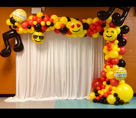 Emoji Balloon Garland, Emoji Balloon Decorations, Themed Balloon Garland, Emoji Balloon, Balloons Ideas, Round Balloons, Balloon Arrangements, Black Balloons, Balloon Decor