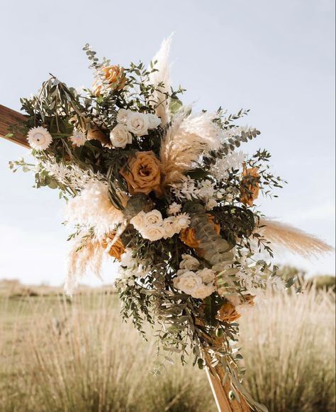 Rustic November Wedding Ideas, Rustic Wedding Floral Arrangements, Rustic November Wedding, Lake Theme Wedding, Wedding Flowers Altar, November Wedding Ideas, Church Wedding Flowers Altar, Boho Wedding Altar, Wedding Theme Color Schemes