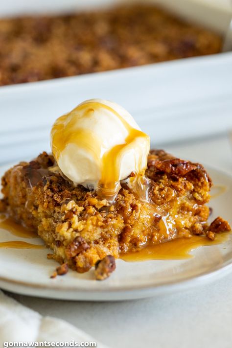 Pumpkin dump cake is all the best parts of pumpkin pie covered in a sweet cakey topping with chopped pecans & smothered in melted butter in the best of ways #pumpkinrecipes #dumpcake #cakerecipes Pumpkin Dump, Pumpkin Pie Cake, Pumpkin Crunch Cake, Pumpkin Crunch, Dump Cake Pumpkin, Crunch Cake, Dump Cake, Pie Cake, Breakfast Casserole