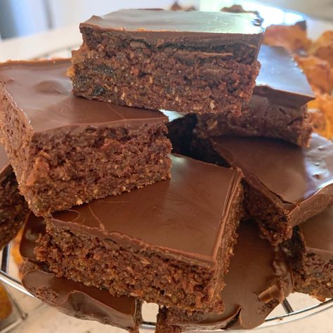 Chocolate Weetbix Slice, Weetbix Slice, Healthy Mummy Recipes, Healthy Chocolate Snacks, Chocolate Smoothie Recipes, Mummy Recipes, Chocolate Slice, Healthy Mummy, Peanut Butter Honey