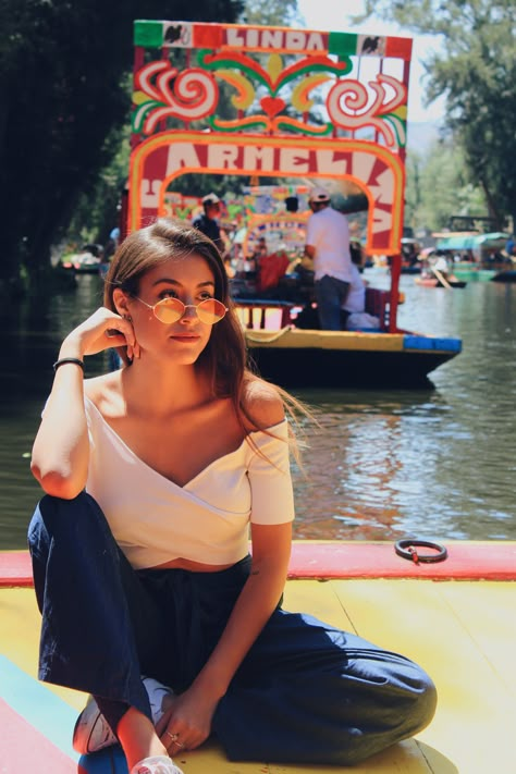 Xochimilco en Ciudad de México, el lugar de las flores #cdmx #xochimilco #lentes #fotos #fotoscdmx #mexicomagico Mexico City Vacation, Mexico City Travel, Outfits For Mexico, Travel Picture Ideas, Mexico Destinations, Fotos Ideas, Photographs Ideas, Foto Poses, Cancun Mexico