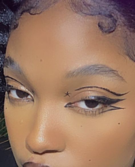 Black Eyeliner On Dark Skin, Unique Black Eyeliner, Black Eyeliner Looks Black Women, Eyeliner For Black Women, Funky Eyeliner Black, Eyeliner Styles Black Women, Eyeliner Makeup Looks Black Women, Alt Makeup Looks Black Women, Eyeliner On Black Women