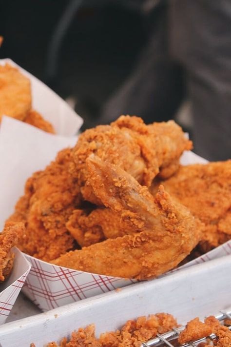 Copycat Popeye's Fried Chicken - Love Popeye's fried chicken? Copy it at home with this secret recipe. Turn up the heat by adding additional seasonings. | CDKitchen.com Summer Wedding Food Ideas, Summer Wedding Food, Popeyes Fried Chicken, Best Fried Chicken Recipe, Wings Recipe Baked, Chicken Wing Recipes Fried, Fried Chicken Ingredients, Cooking Fried Chicken, Fried Chicken Recipe Southern