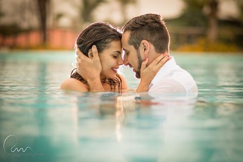 Swiming Pull Photography Couple, Poolside Couple Pictures, Indoor Prewedding Shoot, Couple Poses In Water, Swimming Pool Couple Poses, Couple Swimming Pool Photography, Poses For Swimming Pool, Swiming Photoshoot Ideas, Swimming Pool Couple Photoshoot