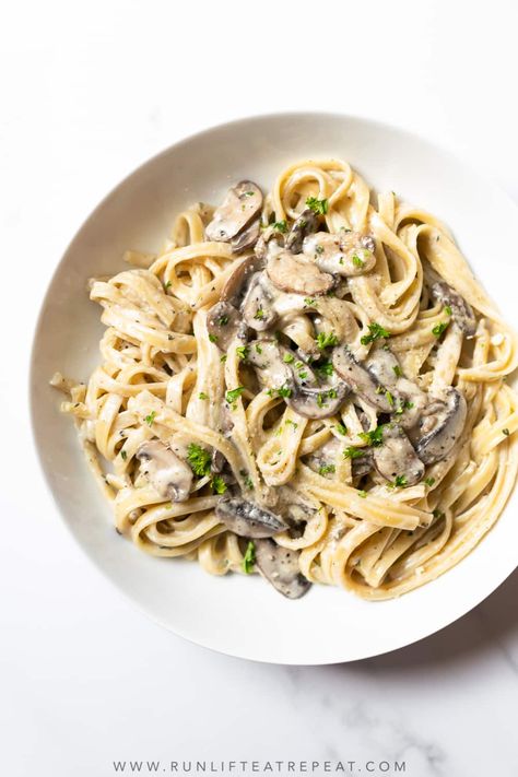 This creamy mushroom pasta recipe is an easy weeknight meal that's ready in just 30 minutes! The mushroom sauce is incredible — it's bright, flavorful, tons of garlic and incredibly creamy. Greek Yogurt Alfredo Sauce, Mushroom Recipes Pasta, Spinach Mushroom, Creamy Mushroom Pasta, Calorie Count, Baked Cauliflower, Macro Meals, Mushroom Pasta, Perfect Pasta