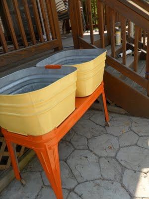 painted wash tubs made by @chickswhopick Washstand Ideas, Washtub Ideas, Galvanized Wash Tub, Fun Hacks, Antiques Repurposed, Barn Party, Flower Containers, Galvanized Tub, Metal Tub