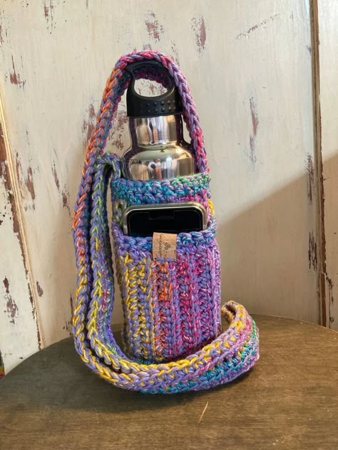 Crochet Water Bottle, Crochet Water Bottle Holder, Crochet Earrings Pattern, Handbag Pattern, Botol Air, Fun Crochet Projects, Bottle Cover, Diy Crochet Projects, Bottle Bag