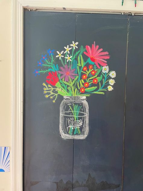 Chalkboard To Do List, Spring Whiteboard Ideas, Easy Spring Chalkboard Art, Summer Whiteboard Art, April Chalkboard Art, Chalk Art Flowers, March Chalkboard Ideas, Chalkboard Art Summer, Dorm Whiteboard