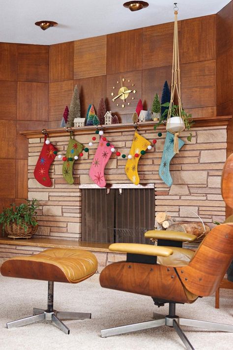 Unique original features and a mix of vintage and new décor make this 1958 MCM home in Idaho sparkle for the holidays—and beyond. Mcm Home, Retro Christmas Decorations, Aluminum Christmas Tree, Mid Century Modern Christmas, Mid Century Holiday, Kitsch Christmas, Christmas Apartment, Merry Bright Christmas, Modern Christmas Decor