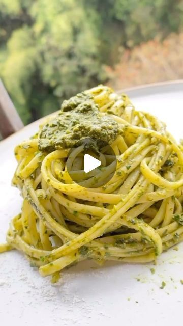 ☀️SOLCI | RECETAS | COCINA | FOOD on Instagram: "Salsa pesto 🍃 con mani, versión a mi manera Necesitas 380 gr de hojas de albahaca fresca 50 gr o un puñado de mani( puedes usar cualquier fruto seco) preferiblemente piñones o almendras Sal al gusto Queso parmesano al gusto Aceite de oliva media taza aproximadamente puede que lleve un poco más Yo agregue una cucharada de pasta de ajo que preparo yo misma Para conservar el pesto necesitas frascos de vidrio y aceite de oliva, si con el tiempo cambia de color a oscuro solo debes revolver y agregar más aceite. #recetas #salsapesto #salsapestocasera #salsapestonatural #recetas #pastapesto #cocina #solcirecetas #solcicocina #amimanera #chef #recetasfaciles #recetascaseras #recetassanasysencillas #delicioso #domingorecetas #compartir #famil Pasta Al Pesto, October 7, Pesto, Spaghetti, Pasta, On Instagram, Color