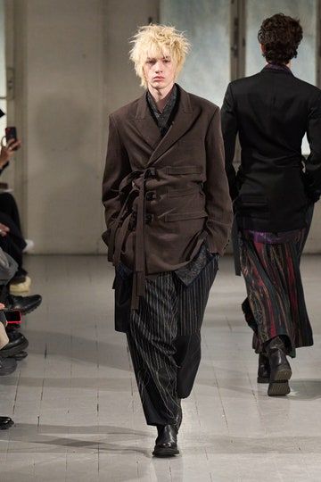 Yohji Yamamoto 80s, Yohji Yamamoto Street Style, Yuppie Fashion, Yohji Yamamoto Menswear, Japanese Street Fashion Men, Layering Outfits Fall, Fall 2023 Menswear, Japanese Fashion Women, Yoji Yamamoto