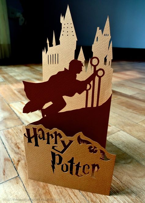 After receiving great positive feedback from my Lion King standing card, I thought I should make something similar! :) Harry Potter Pop Up, Harry Potter Fanları, Harry Potter Birthday Cards, Harry Potter Cards, Harry Potter Pop, Festa Harry Potter, Idee Cricut, Anniversaire Harry Potter, Harry Potter Decor