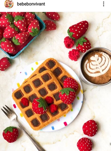 Felt Waffle, Kids Christmas Gifts Diy, Brunch Vibes, Felt Food Diy, Felt Food Patterns, Fake Food Props, Felt Cake, Felt House, Handmade Stuffed Toys