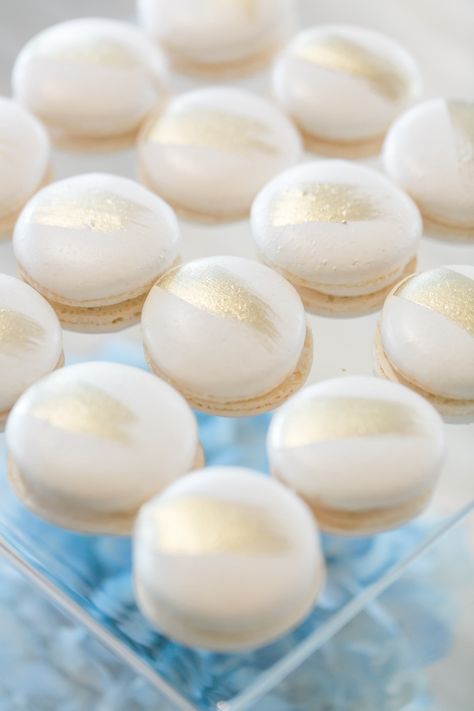 Gold Baby Shower, Elegant Macarons, White Macarons, Gold And White Treats, Bridal Shower Macarons, How To Paint Macarons Gold, White And Gold Macarons, Gold Macaron, Gatsby Macarons