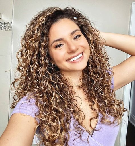 Dyed Hair Highlights, Medium Curly Hairstyles For Women, Curly Dyed Hair, Medium Curly Hairstyles, Blonde Highlights Curly Hair, Mens Short Curly Hairstyles, Haircuts Medium, Hair Spring, Color Castaño