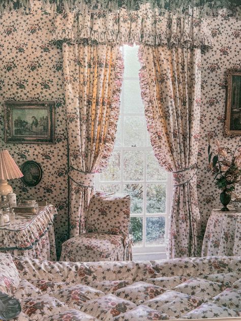 English Cottage Style Bedroom, Laura Ashley Bedroom, Laura Ashley Christmas, Laura Ashley Interiors, Cottage Style Bedroom, Maximalist Floral, Floral Bedroom Decor, Floral House, Floral Bedroom